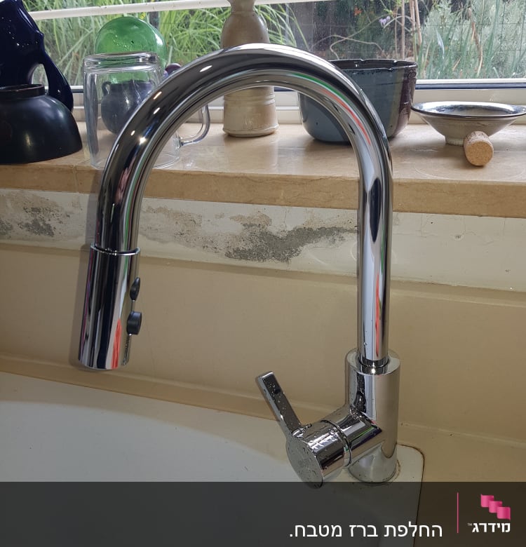 ברז מטבח כרום עם ידית מתכת על כיור